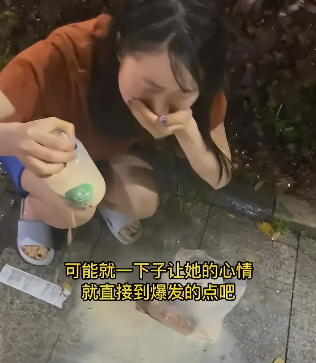 成年人的崩潰只在一瞬間,女大學生為何蹲地地嚎啕大哭,都不容易