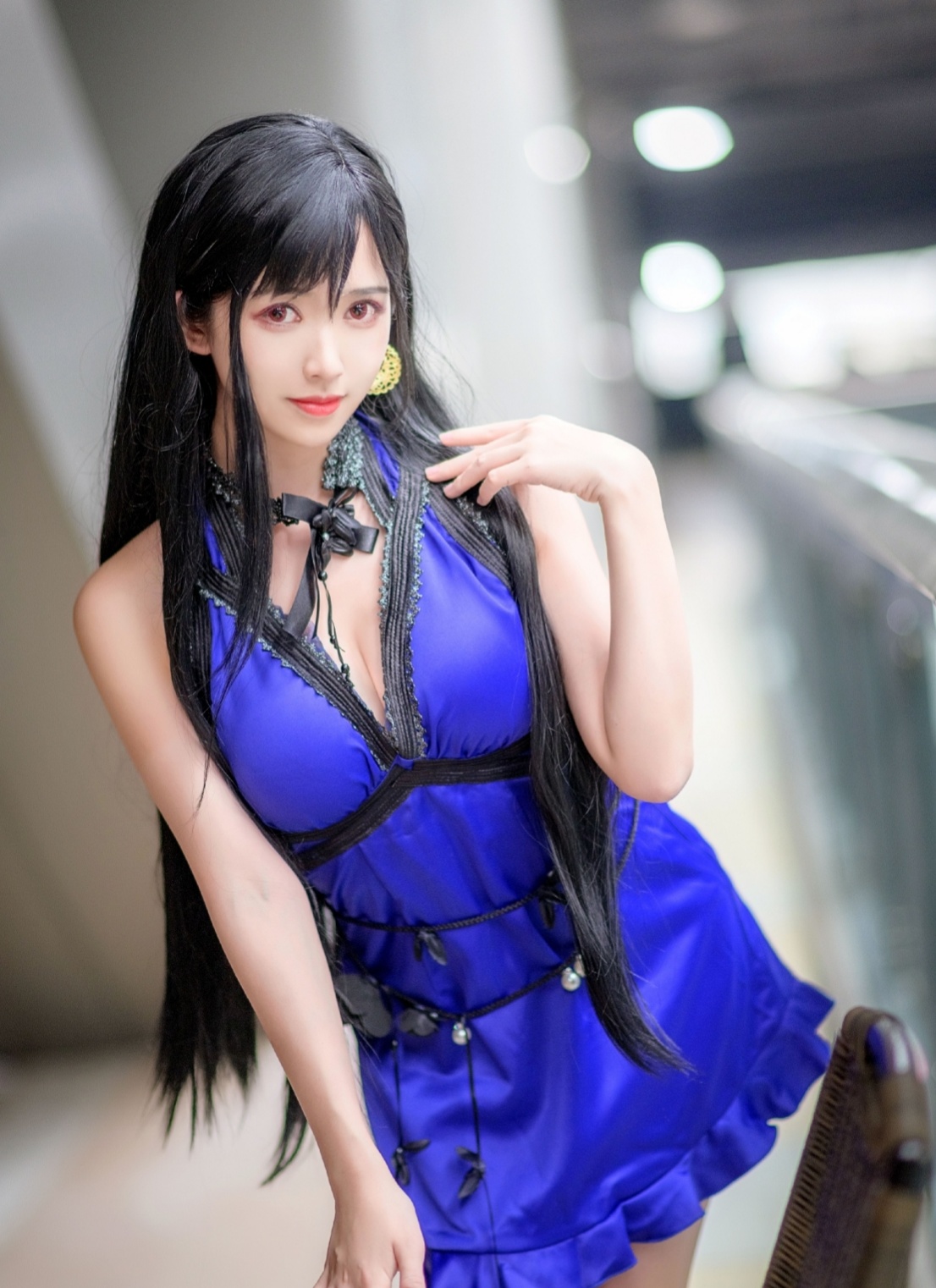 cosplay:穿蓝色紧身连衣裙的蒂法,还露出整个后背,实在太性感了