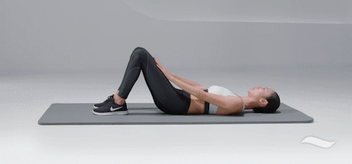 卷腹是一个针对于全身肌肉训练的一个动作,在进行卷腹的时候,尽量让