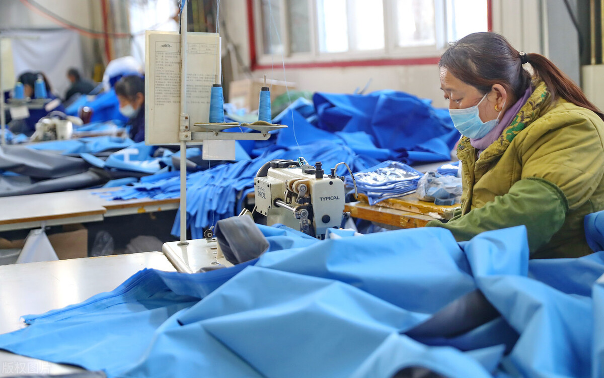 秦皇岛海港经济开发区的傲森尔装具服装股份公司,工人在赶制帐篷