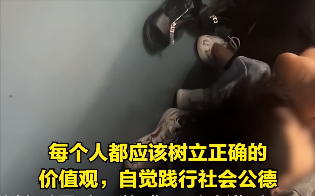 大妈火车上将脚"贴"熟睡乘客口鼻旁睡觉:10多分钟后男孩转头