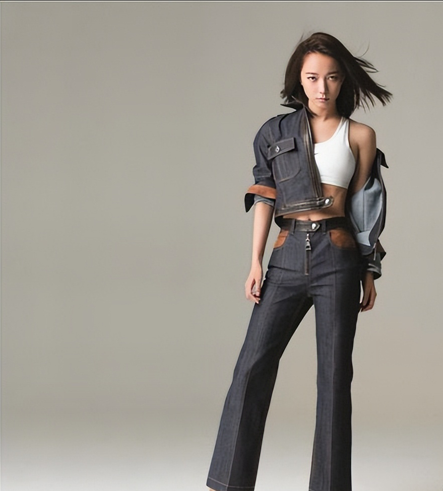 39岁王珞丹:性感马甲线出圈,多少女人梦寐以求的身材