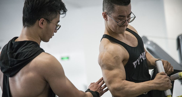 健美女子成年组羽量级为多少公斤以下