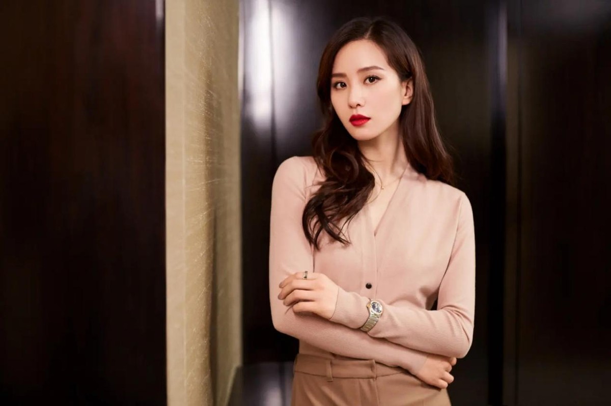 杨颖刘诗诗出席tods晚宴,杨颖似乎更受品牌礼待,遭到网友的质疑