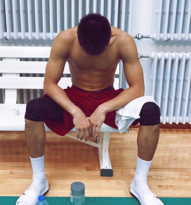 体坛明星秀腹肌,朱婷80,孙杨90分,周琦百分,姚明:0分?
