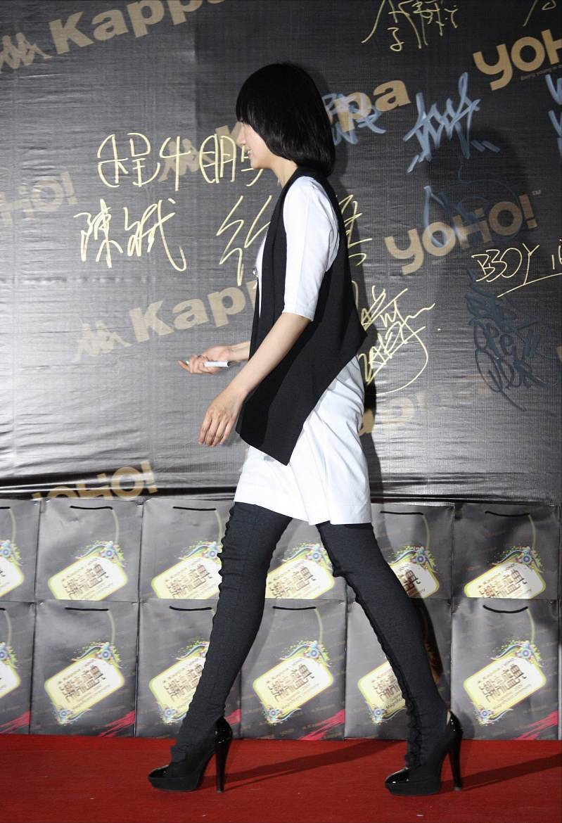 袁泉也扛不住红色丝袜,配黑裙挺抢眼的,气质温柔也难保持低调