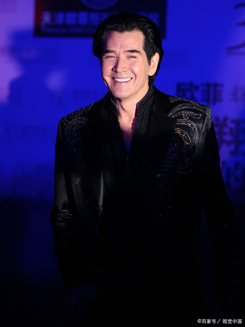 费翔63岁穿红围裙给网友点单-度小视