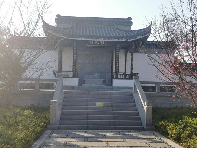 合肥市肥东县包公镇,蜿蜒的盘山公路,静谧的村庄在层林尽染中若隐若现