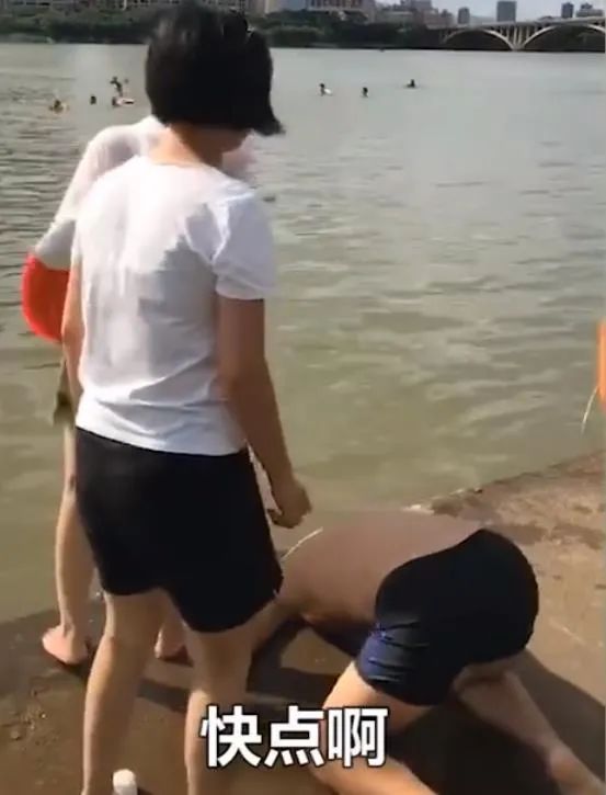 推荐痛心！6岁男孩溺亡父亲下跪嘶吼求救，暑假请看管好自己孩子