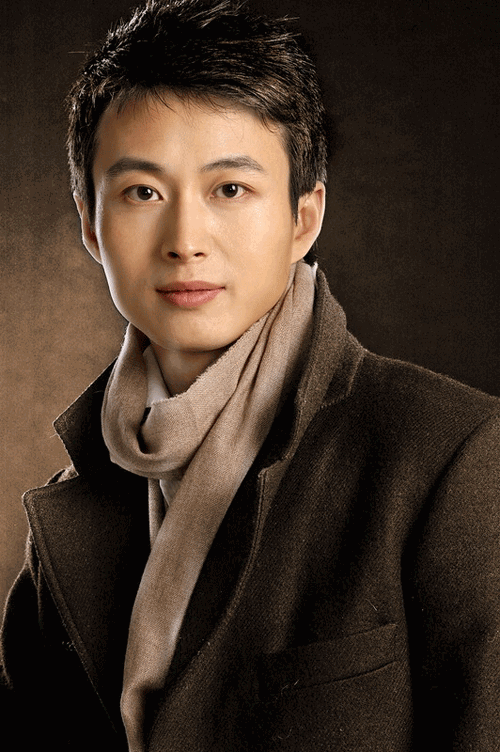 赵岭1974年出生于江苏常州,从小开始学习手风琴以及钢琴