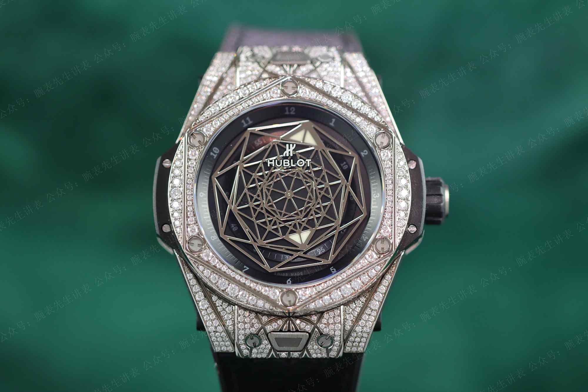 宇舶大爆炸满钻刺青腕表——艺术与钻石的完美结合