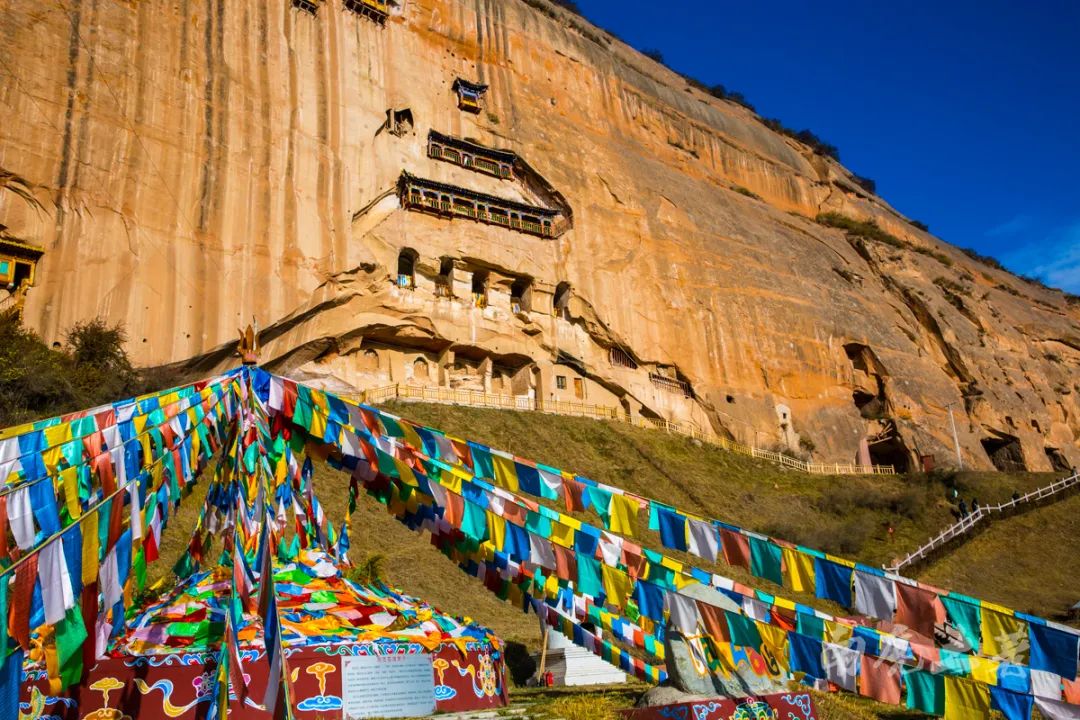 悬崖峭壁上的石窟—马蹄寺石窟