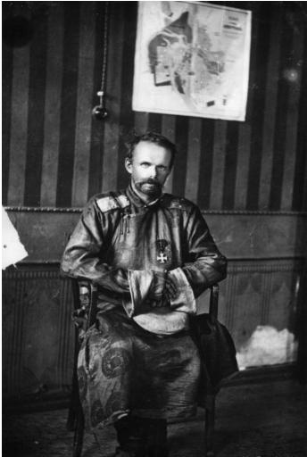 1921年,他认识外蒙古领袖哲布尊丹巴博克多格根,后者被恩琴的狂妄