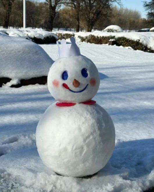 雪地堆雪人照片图片