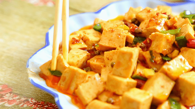 相比于四川正宗的麻婆豆腐,它汤底的红油看起来并不是特别红,但是吃