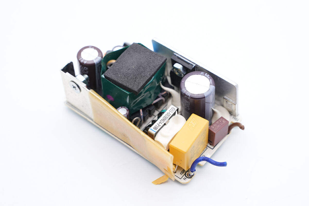 支持100-240v宽电压输入,侨威24w dc电源适配器拆解