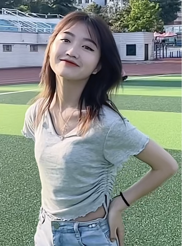 变形记中"神仙妹妹"梁小友,已中专毕业,妆容精致像变了个人