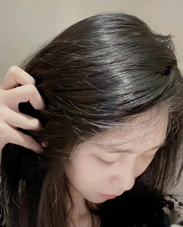 女生每次洗头后,多做4件事情,不光发量会增加,发质也会变好!