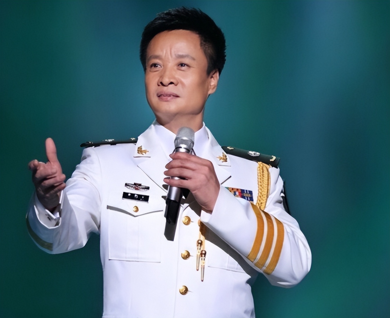 "文职将军"阎维文:对患癌妻子不离不弃,现年65岁的他怎样了?