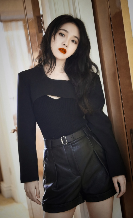 张佳宁初秋杂志大片,前卫撞色颠覆视觉,俏皮灵动显活泼