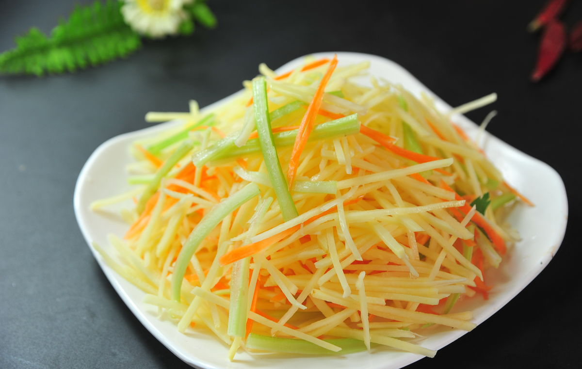 甘油三酯偏高?医生建议:远离3种素食,常喝2水,益于血管健康