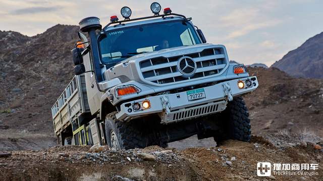 中东土豪最爱,比乌尼莫克还能越野!奔驰新一代zetros卡车实拍