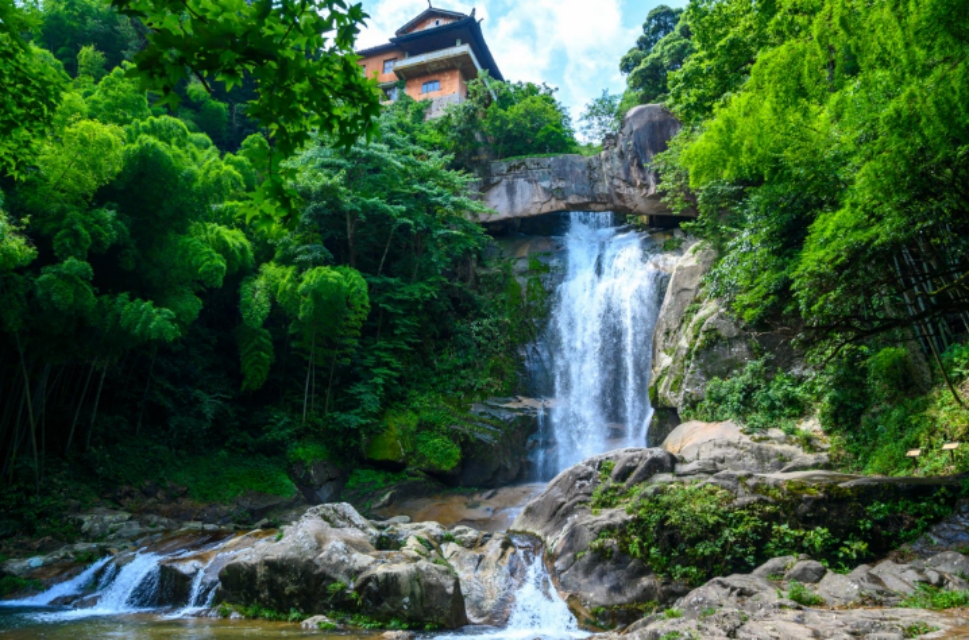 天台山国清寺,这里有着历史悠久的寺庙,还有美丽景色