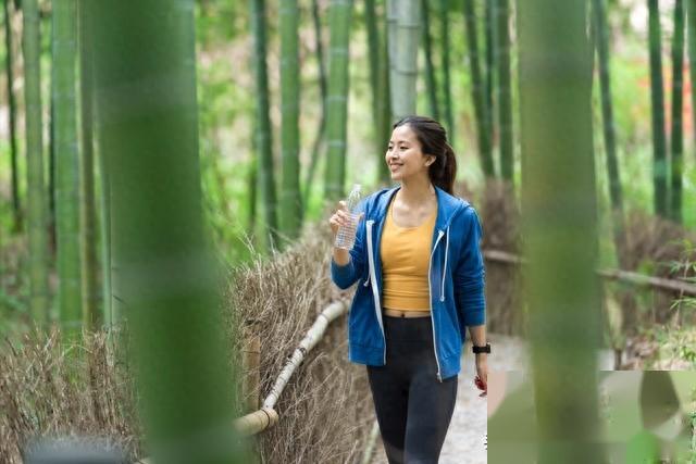 突降暴雨时我与美女相遇在山中形成邂逅