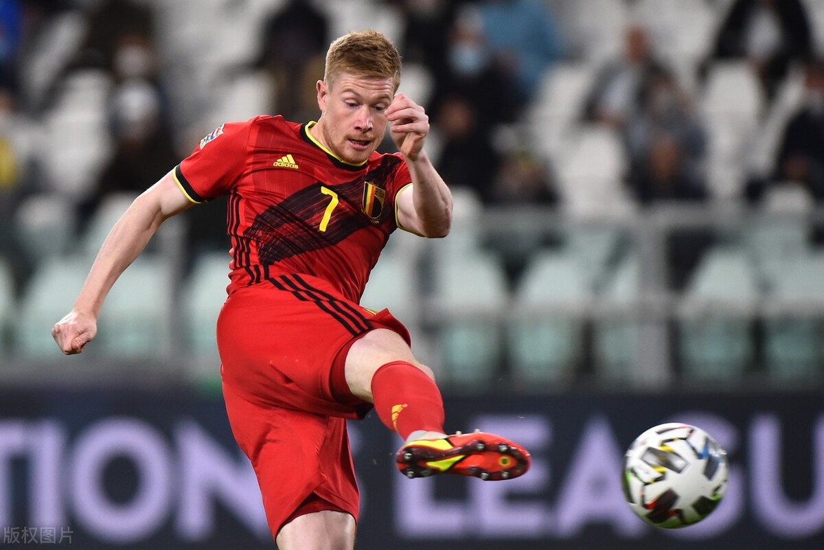 开场洛里就精彩地扑出了德布劳内的近距离射门!