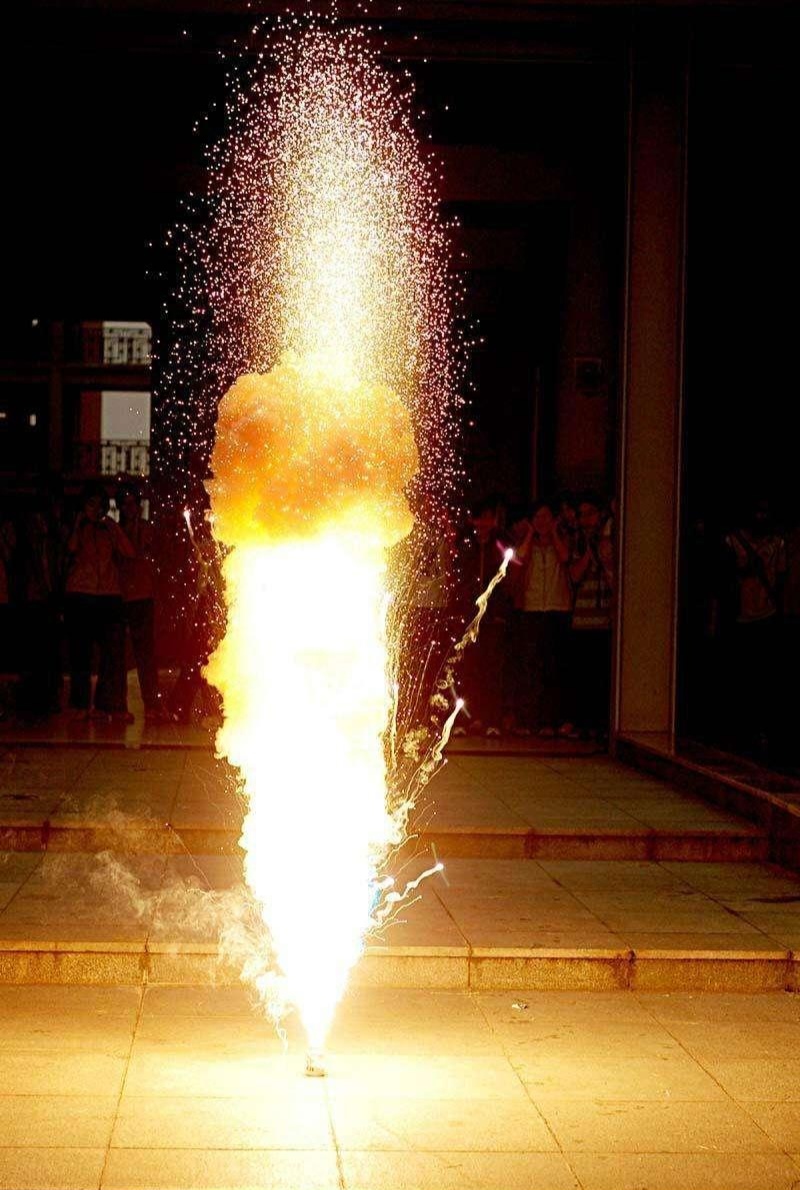 流星火雨从天而降,俄夜袭乌克兰,所使用的铝热燃烧弹有多可怕?