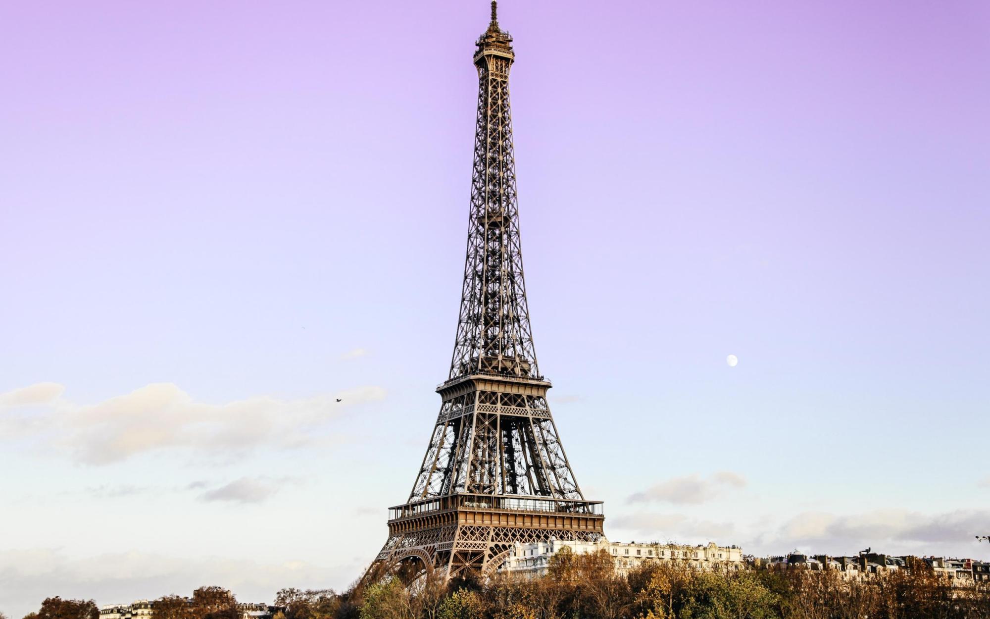 埃菲尔铁塔:是法国最著名的建筑之一,同样也是忠贞爱情的象征