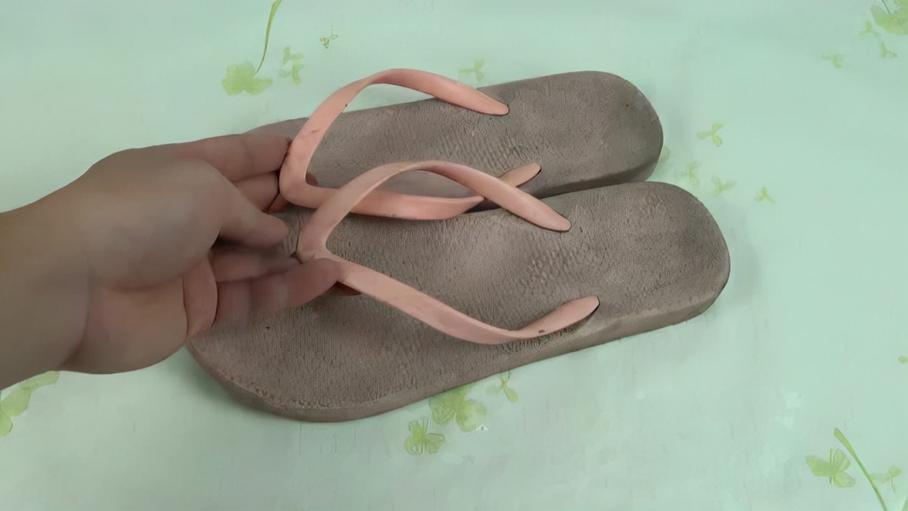 拖鞋穿久了又脏又黑怎么办?老保姆教你正确方法,拖鞋立马干净