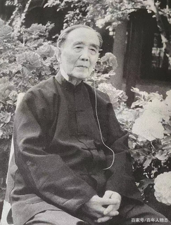 59年毛主席登庐山写了首诗，郭沫若看后给主席写信：这诗有点瑕疵