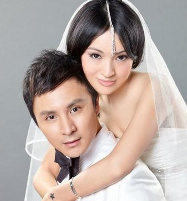 42岁朱桢现身薛之谦演唱会,妻子皮肤白皙美貌被赞,杨千嬅也露面