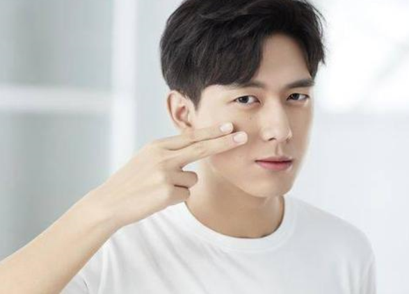 李现女友疑曝光,女方小3,假富二代身份被扒,评论区沦陷怼网友