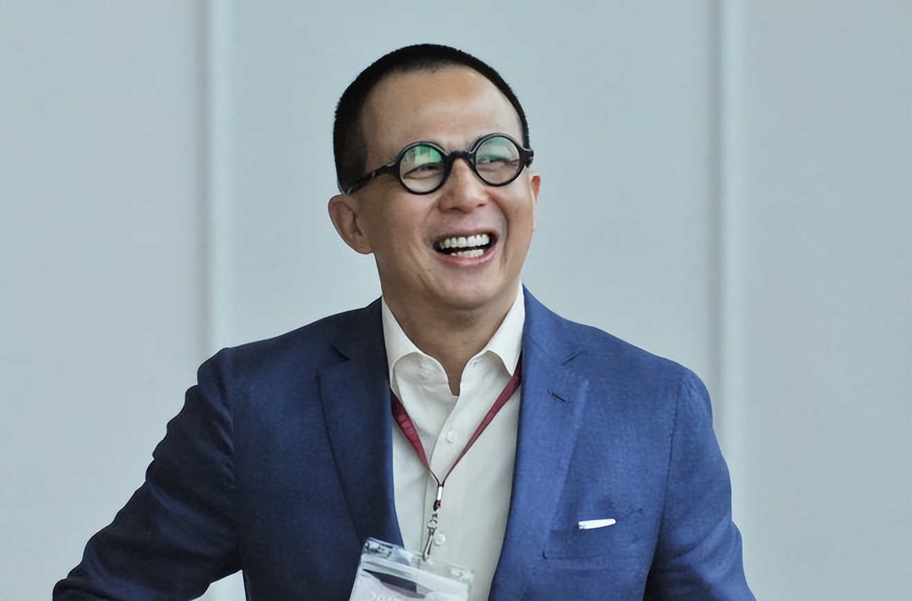 李泽钜李泽楷兄弟难得同框,一起出席世交葬礼,两人还为对方扶灵