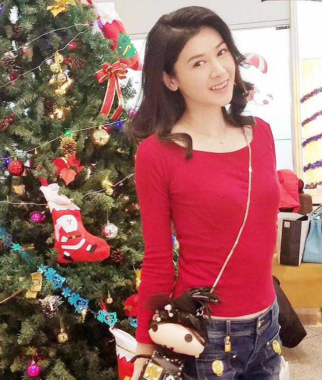 "黄海冰妻子"甄锡:嫁大12岁丈夫,5年生一双儿女,越活越美丽