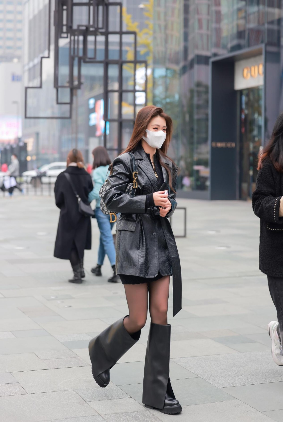 早春的季节也要记得保暖,学成都女人穿光腿神器,气质更美了