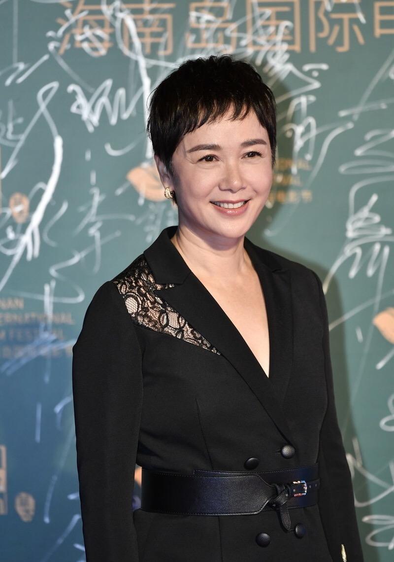 蒋雯丽疑发福坐公交车,多次脱鞋光脚被批没素质,背奢牌包无气质