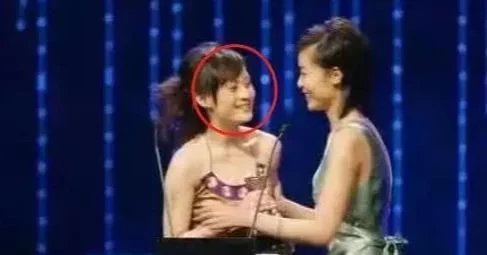 孙俪至今都不愿回首的黑历史 领奖时被逼穿肚兜 连笑容都僵硬了