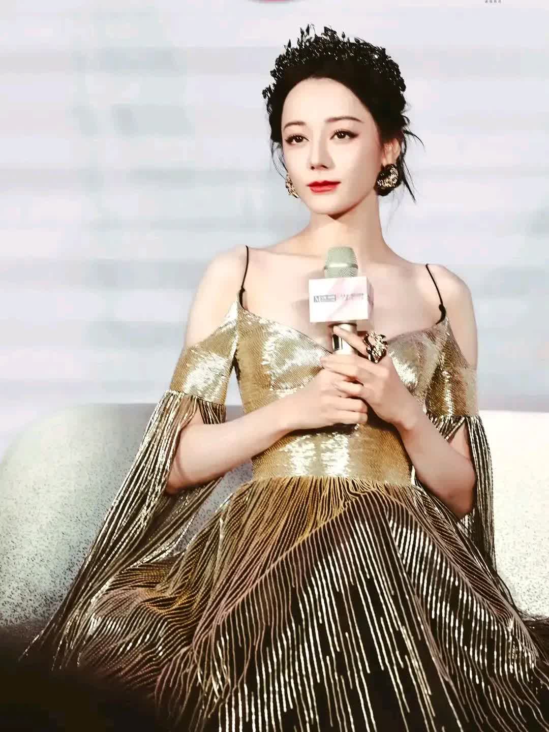热巴肩膀鼓起的骨头引网友热议,直角肩究竟是什么样子?