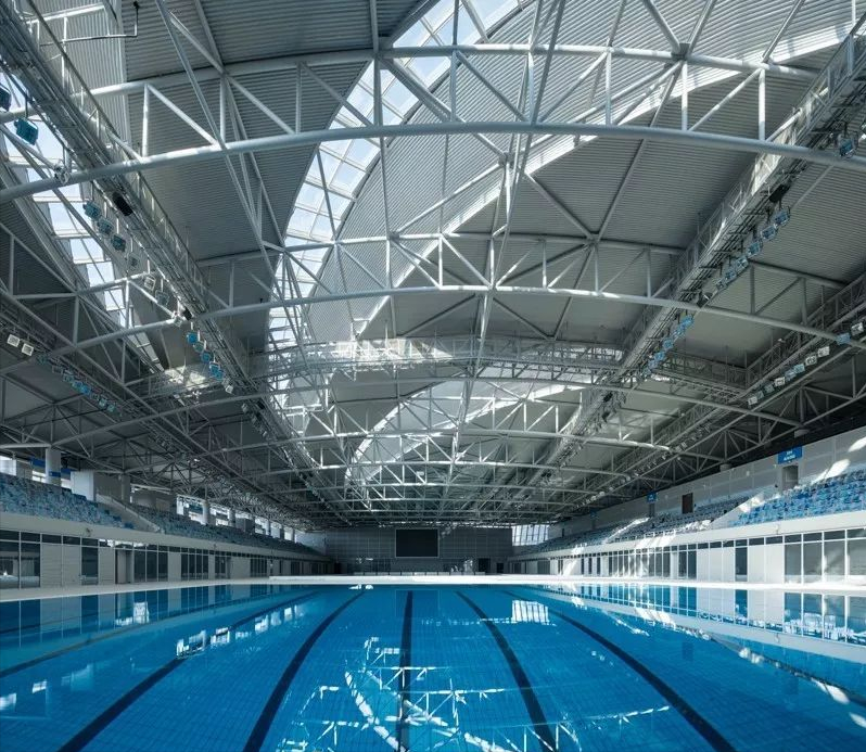 顶部屋面采光的游泳馆及内部