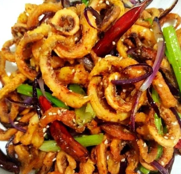 今天我要给大家介绍一道美味的海鲜佳肴——干煸鱿鱼须!