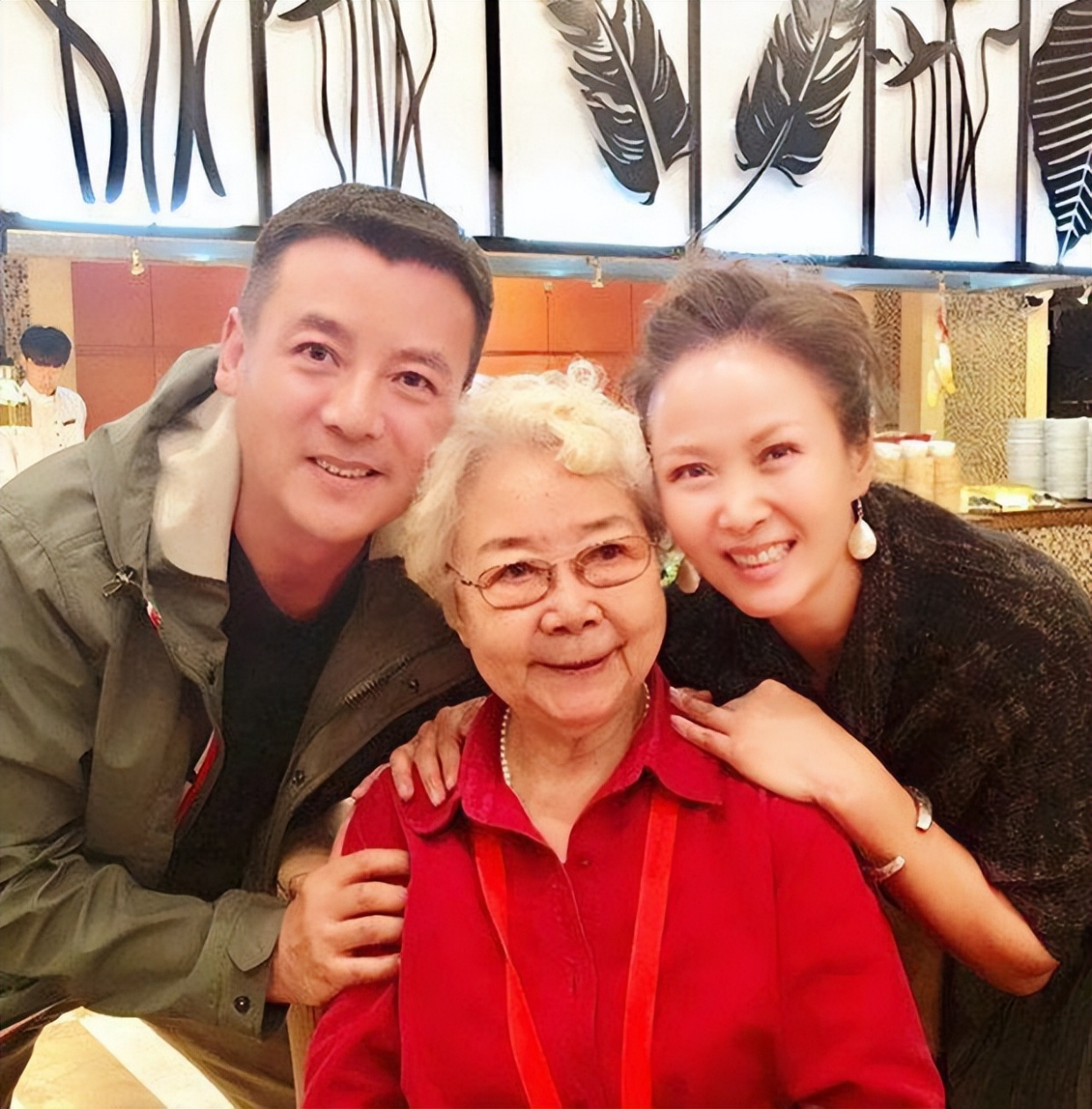 56岁孙尚香赵越,结婚25年未生子女,与老公在《亲爱的小孩》圈粉