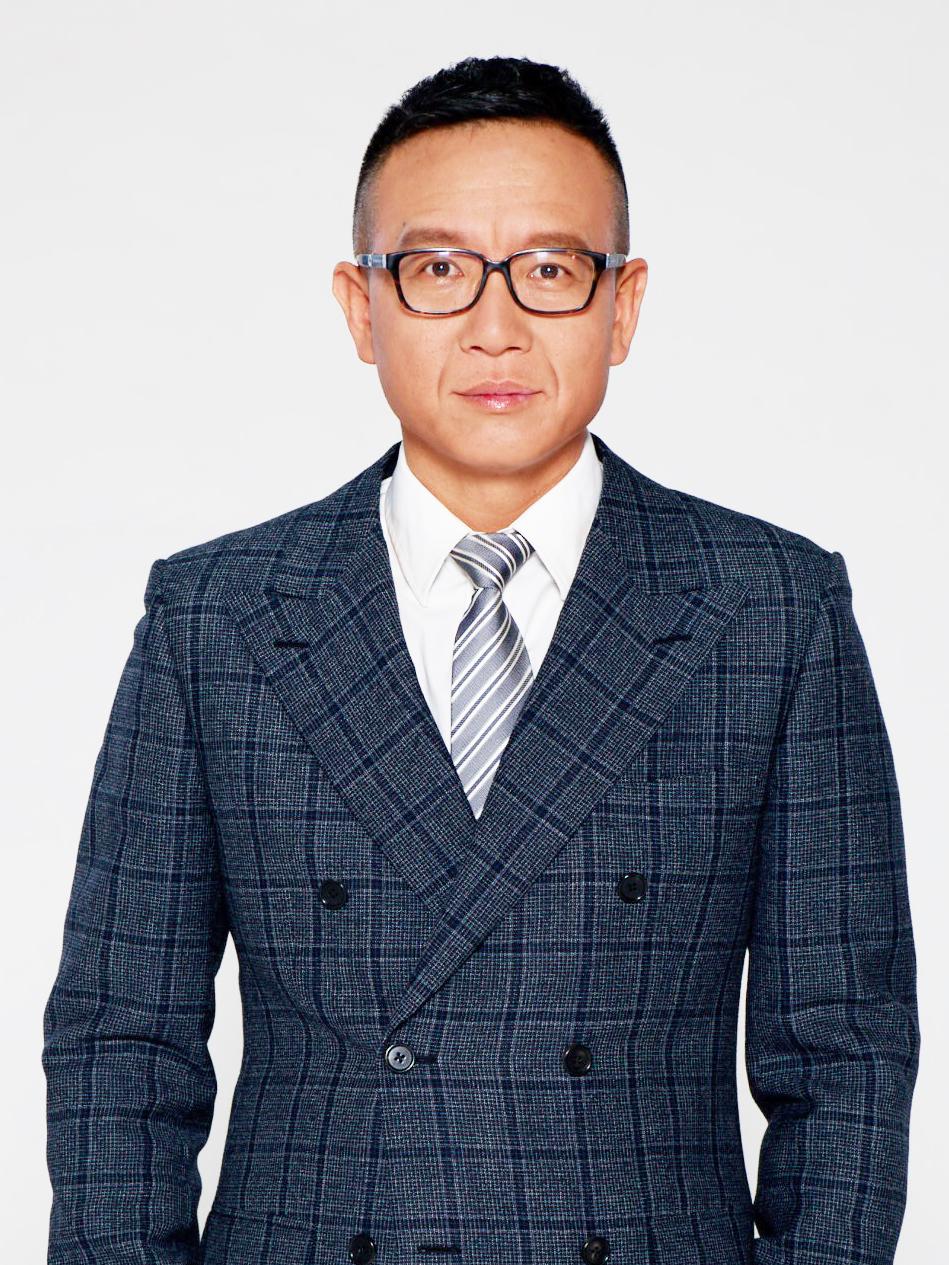 央视名主持高潮东:他与妻子曾是纺织厂同事,饱受亲情空巢困扰