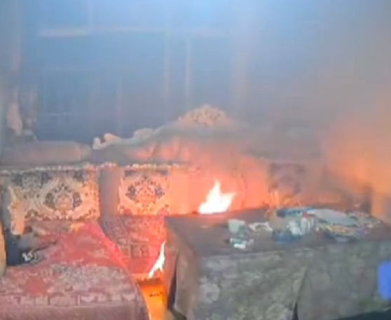 熊孩子在家烧纸玩火,意外点燃沙发引发火灾,监控录下惊险一幕