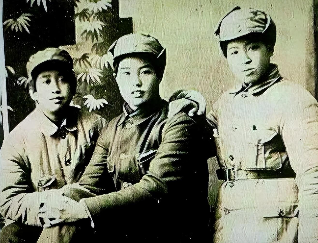 她是单挑许世友的女兵人送外号何铁拳曾一拳打翻敌军战马