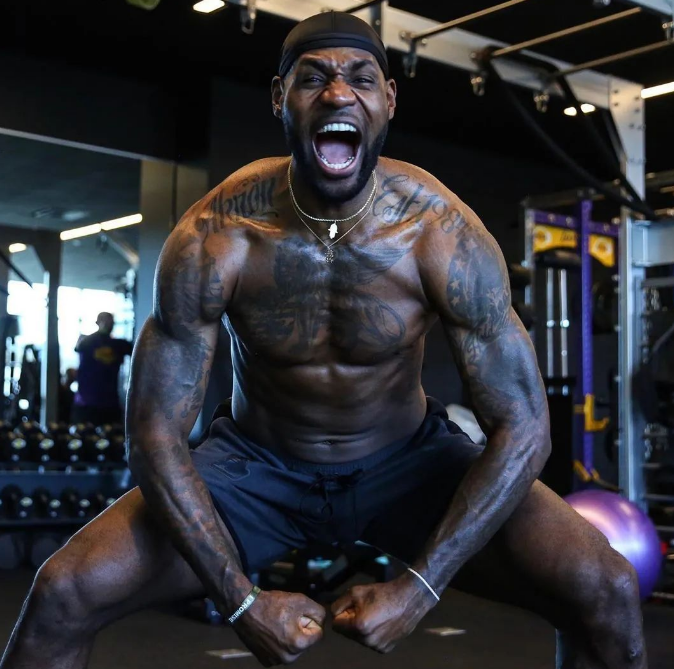 伊布晒大腿肌肉,青筋暴起!40岁6块腹肌沟壑清晰,身材不输c罗