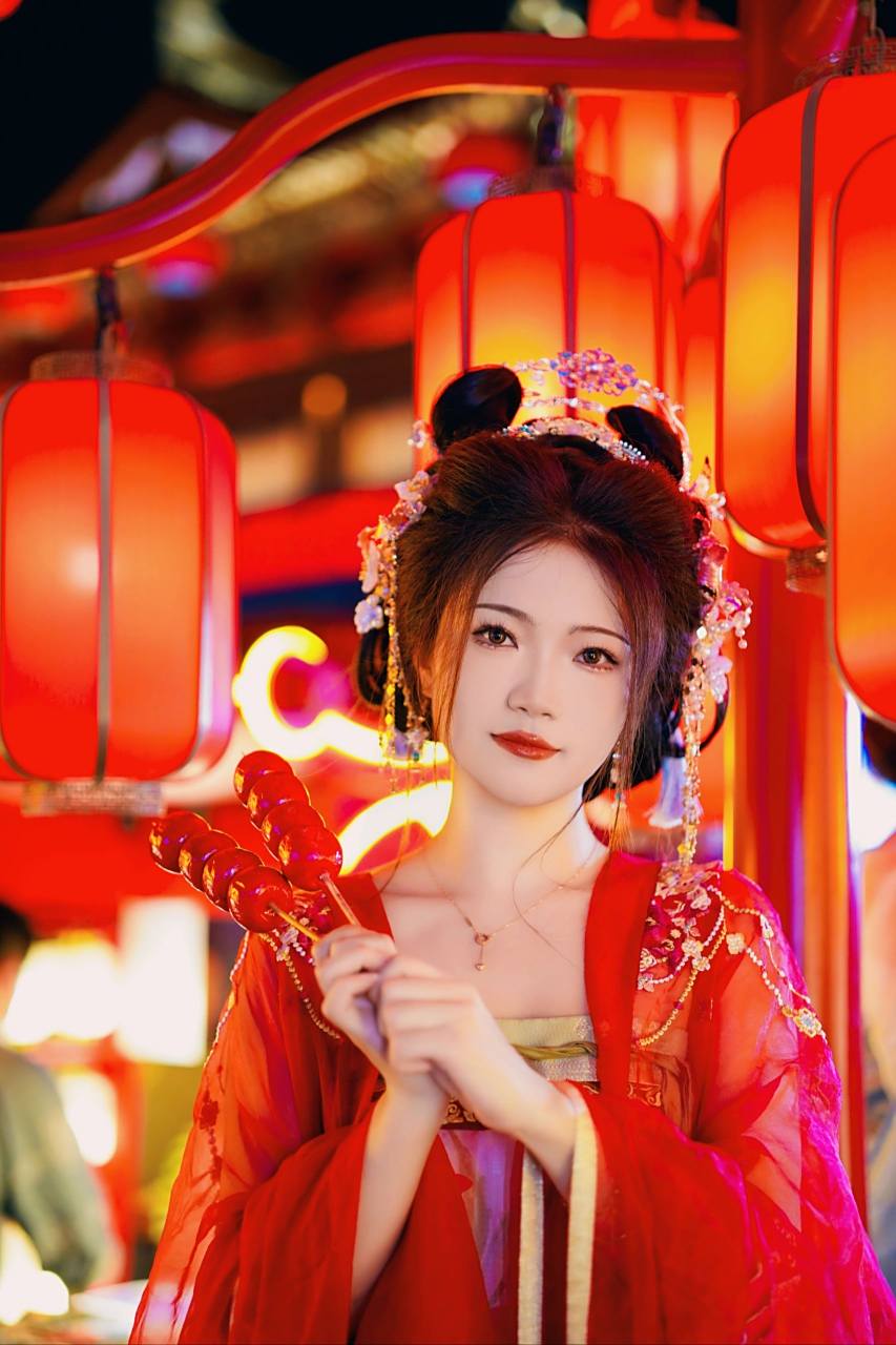 在大唐不夜城 拍摄一组美美的汉服写真 专业的灯光道具 专业的动作