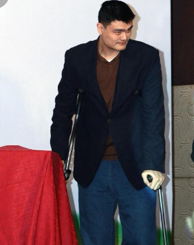 姚明出席活动,身材发福,步履蹒跚,女儿晒照,让人感叹后继有人